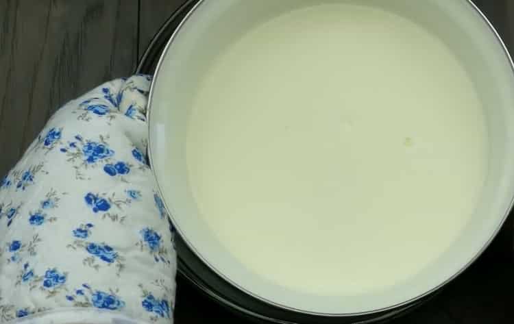 Misture os ingredientes para fazer sorvete.