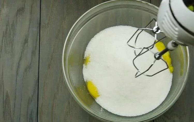 Para fazer sorvete, moa as gemas com açúcar