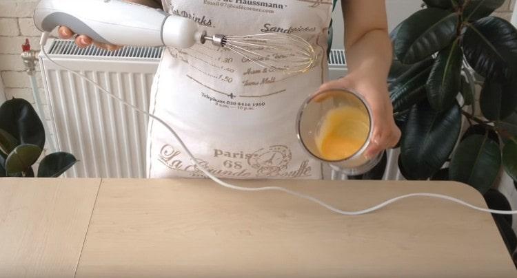 Separat, bate două gălbenușuri de ou.