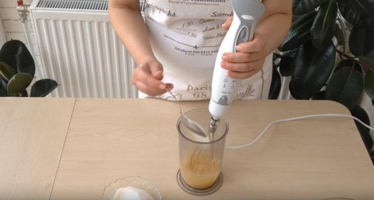 Când bateți gălbenușurile, adăugați zahăr la ele.