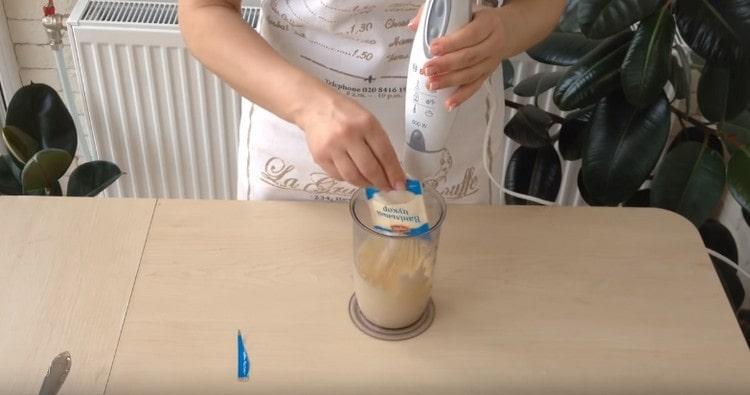 Adăugați zahăr vanilat pe gălbenuș.