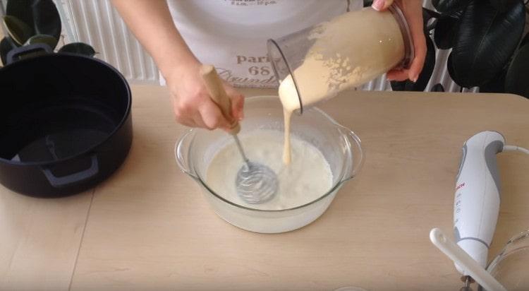 Introduceți masa de gălbenuș de smântână fierbinte.