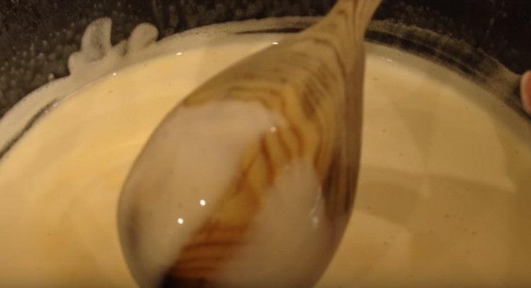 Gătim amestecul de gălbenușuri cremoase.