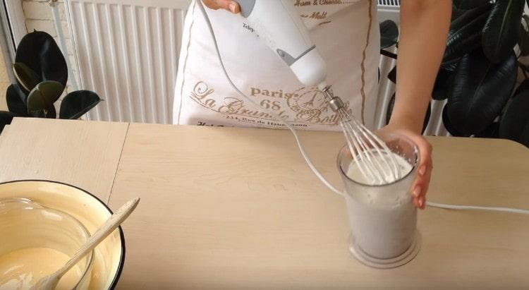 Separat, până când pufos, bateți crema.