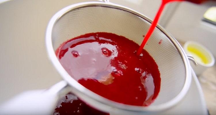 Lorsque la gélatine est complètement dissoute, filtrez la masse à travers un tamis.