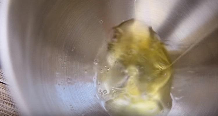 Mettez deux blancs d'œufs dans le bol.