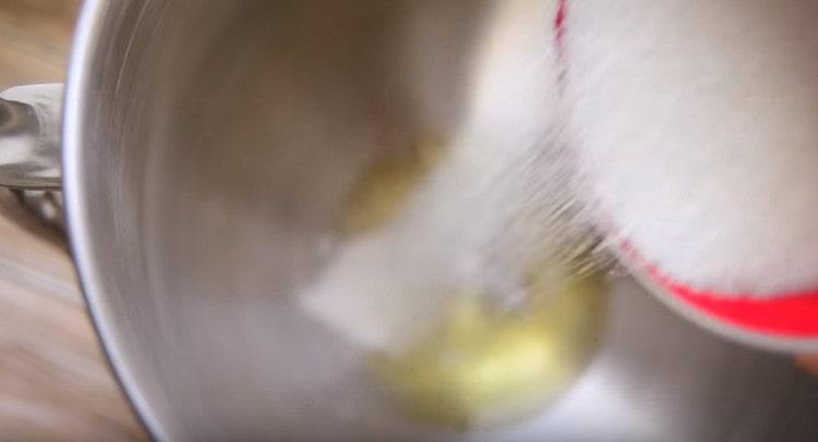 Mélangez les protéines avec du sucre.