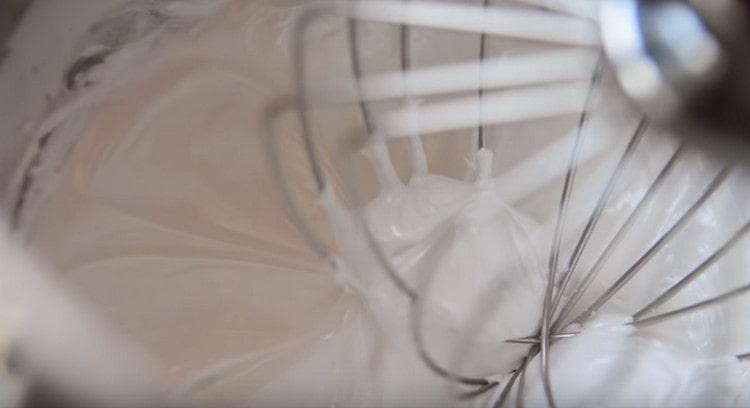 Puis, avec un mélangeur, battez la meringue en pics persistants.