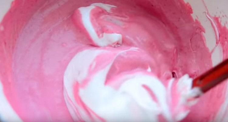 De plus, nous intervenons par portions dans la masse de la meringue.