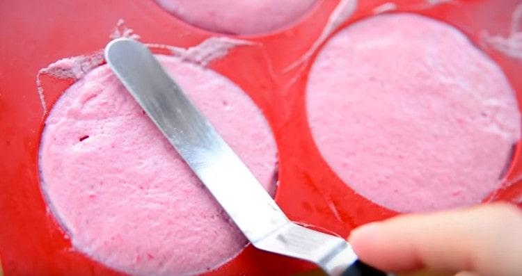 Niveler la masse avec une spatule.