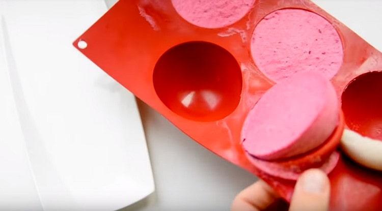 durcir le dessert devrait dans le congélateur.