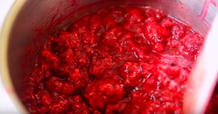 Réchauffez les framboises pour les ramollir.