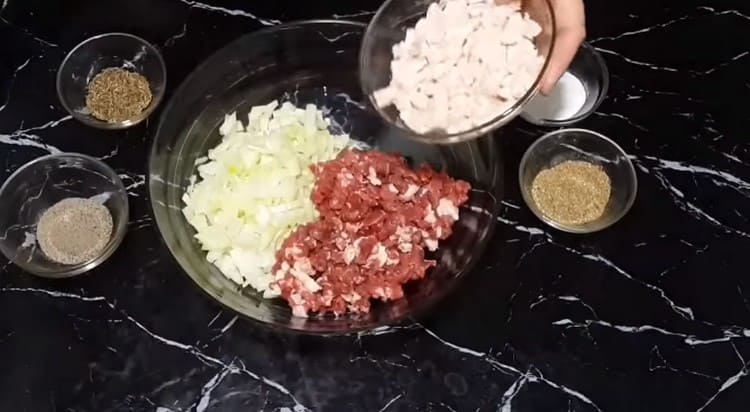 في وعاء نجمع كل المكونات المسحوقة.