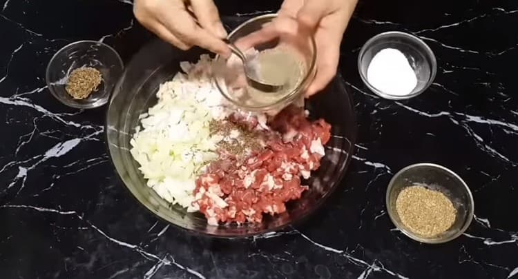 الموسم ملء مع التوابل.