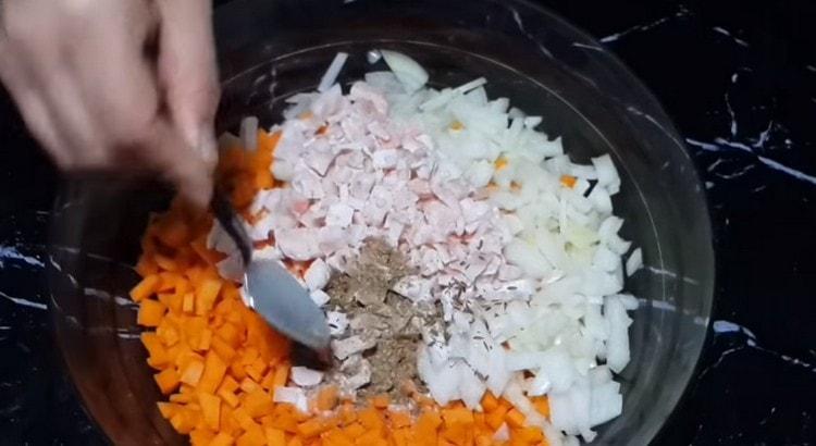 أضف الفلفل إلى الحشوة.