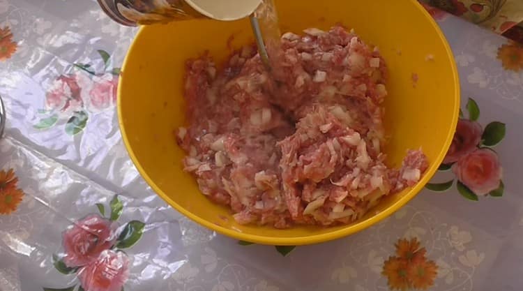 Après avoir mélangé la masse, ajoutez de l'eau.