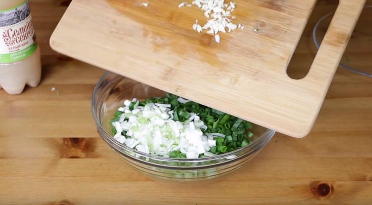 Добавете нарязания чесън към билките.