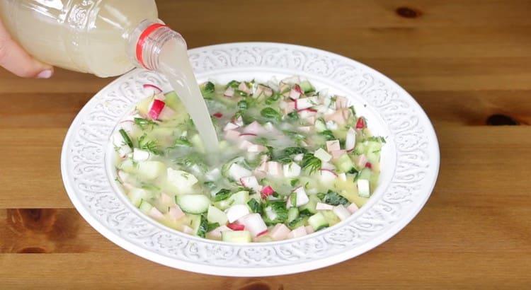 Смесете съставките и добавете още квас.