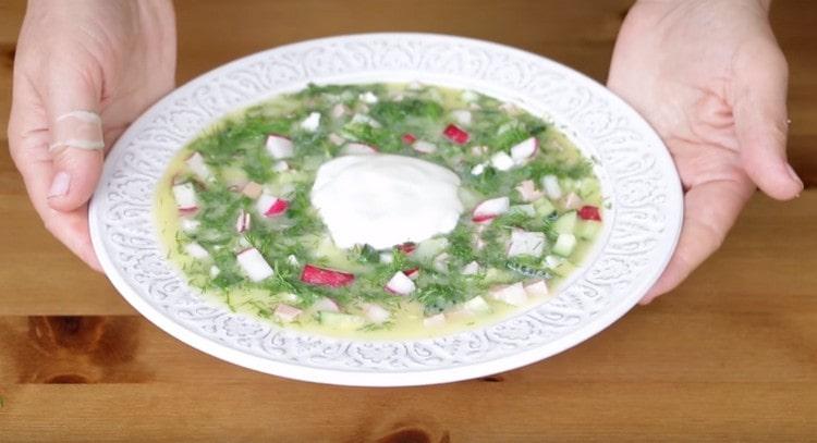 Окрошка на квас се оказва много вкусна и добре освежаваща.