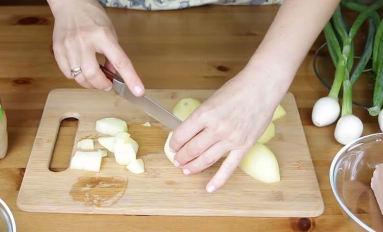 Нарязваме нарязаните на кубчета картофи.