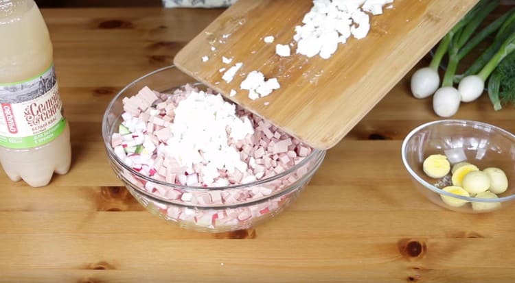 Нарязваме белтъка и изпращаме към останалите съставки.