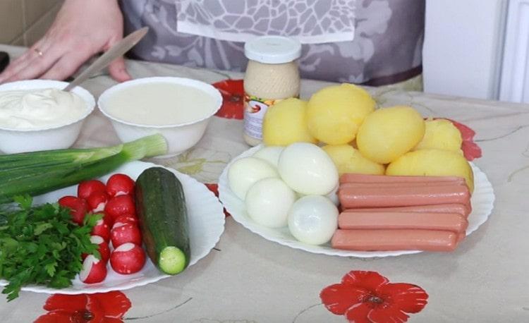 Сварете яйцата и картофите, обелете ги.