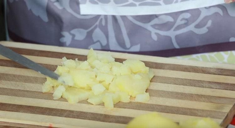 Нарежете картофите.