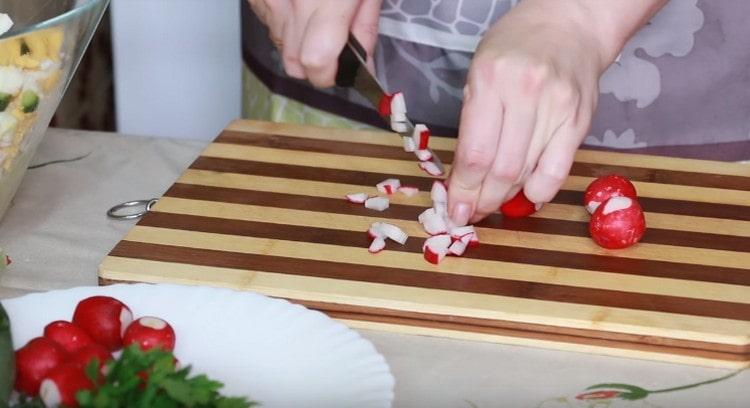 Също така смилайте репички.