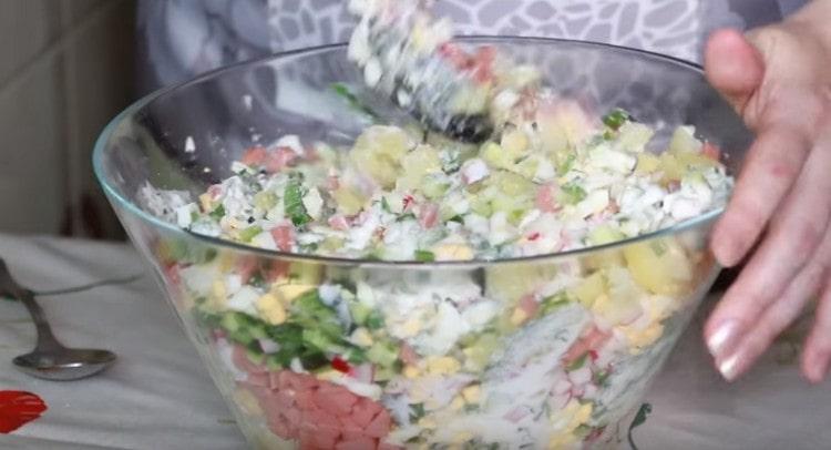 Облечете ястието със заквасена сметана, разбъркайте.