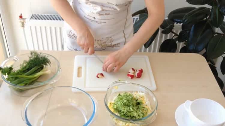 Pentru a găti okroshka, toacă ridichea