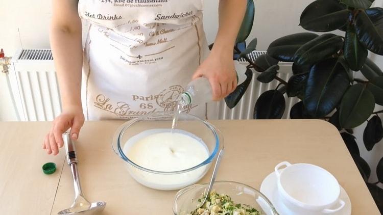 Pentru a face okroshka amestecați kefirul și apa minerală