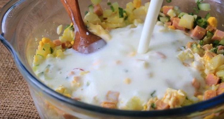 Добавете кефир към okroshka.