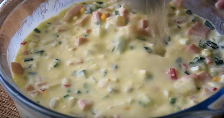 Добавете ледена вода и разбъркайте.