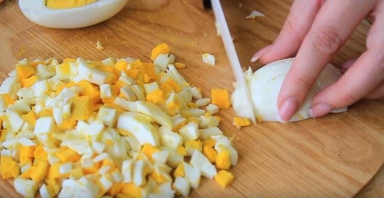 Яйца твърдо сварени яйца.