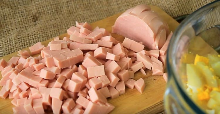 Нарязан наденица наденица.