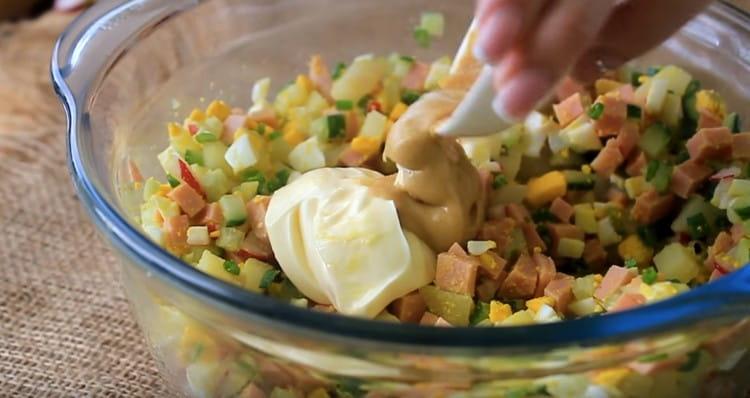 Подправете ястието с майонеза и горчица.