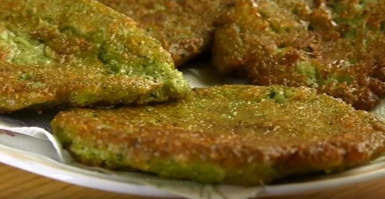 Vi lægger de færdige pandekager på papirhåndklæder, så de absorberer fedt.