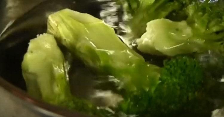 Kog først broccoli.