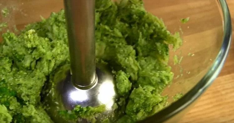 Brug en blender til at male broccoli i potetmos.