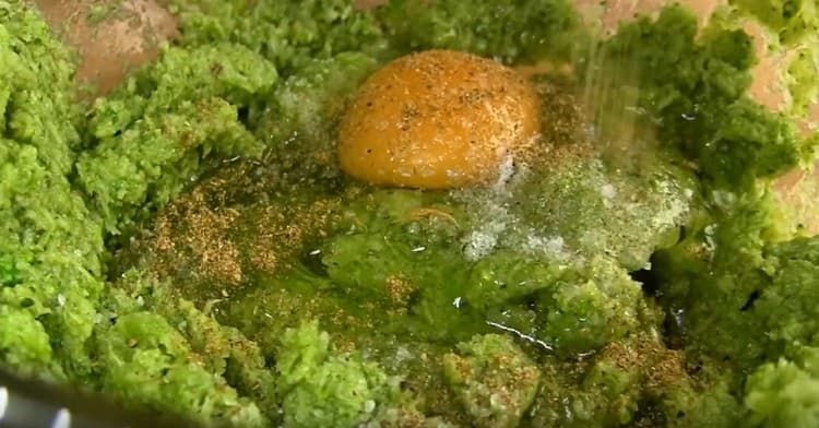 Tilsæt salt og peber efter smag.