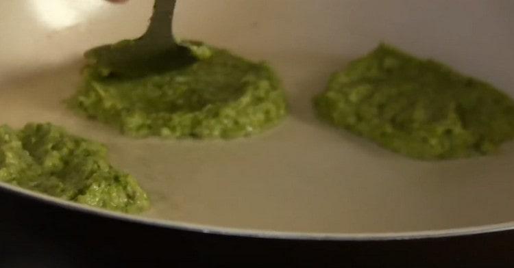 Vi spreder kåldejen i en opvarmet pande med vegetabilsk olie.