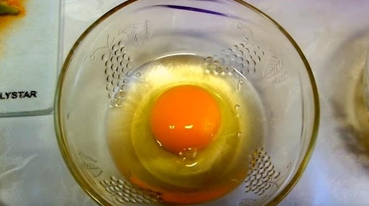 În boluri separate batem un ou.