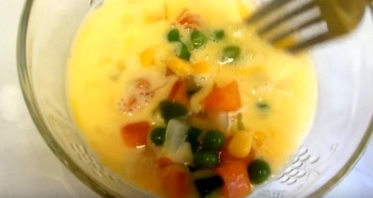 Adăugați legume congelate la una dintre porții.