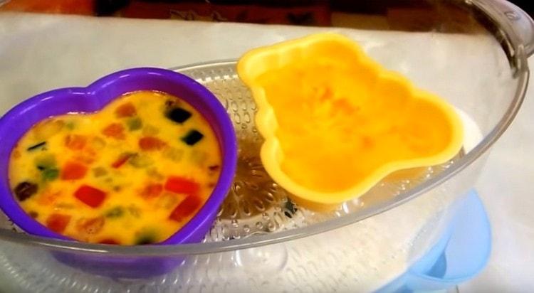 Turnați aluatul în forme și instalați-le într-o dublă capacitate de cazan.