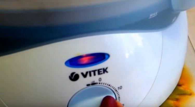 În centrala dublă, gătiți o omletă timp de 10 minute.