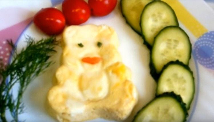 O omletă gătită într-un cazan dublu poate fi servită cu legume.