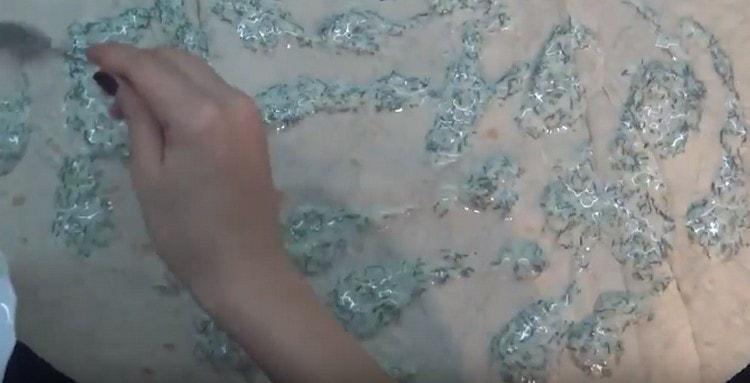 יש לשמן את רוטב העלה הפיתה שהתקבל.