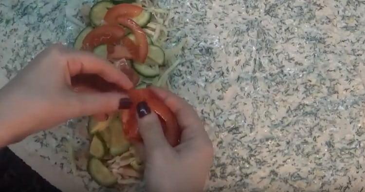 פרשנו את כל המרכיבים המוכנים בצד אחד של הפיתות.