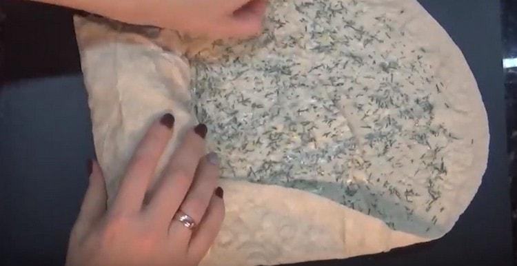 מגלגלים בעדינות את גליל הפיתה.