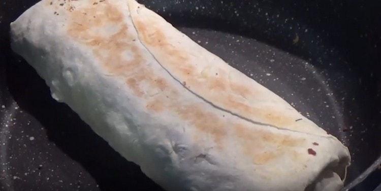 מטגנים את השווארמה משני הצדדים במחבת.